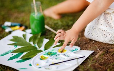 Carimbo folha natureza criança pintando com o dedo - Mamãe Retrô